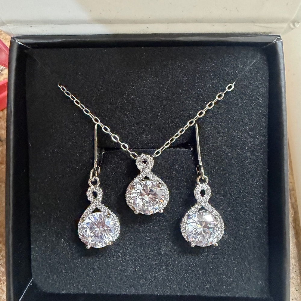 Cate & Chloe - Alessandra 18k white gold plated infinity set